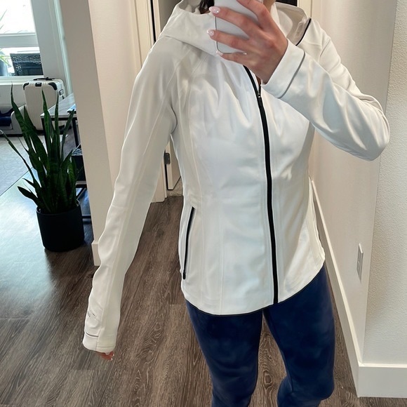 Lululemon run Draft Dodger Jacket size 2 - Picture 2 of 2
